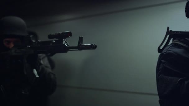 Антитеррористический отряд с винтовками в коридоре. Члены SWAT используют щит — стоковое видео