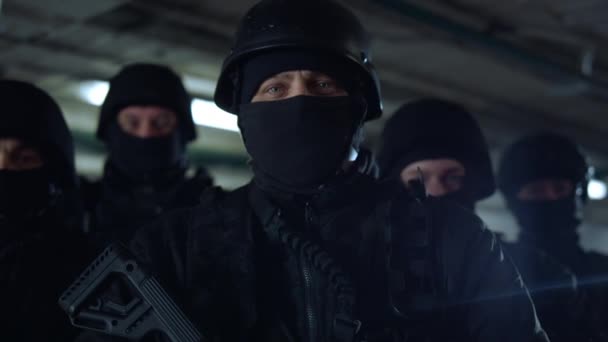 Fuerzas policiales con rifles mirando a la cámara. Equipo SWAT posando en edificio — Vídeos de Stock