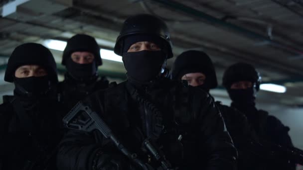 SWAT-Polizisten posieren vor der Kamera. Spezialeinheiten der Polizei mit Gewehren — Stockvideo
