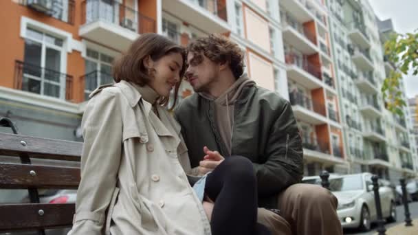 Bella coppia avendo appuntamento all'aperto. Uomo accarezzando donna mano sulla strada della città. — Video Stock