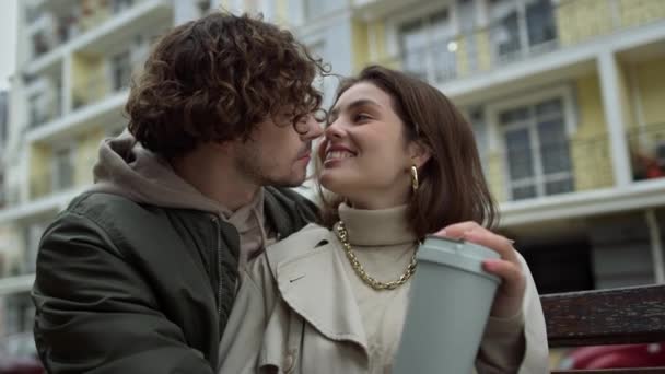 Casal encantador beijando no fundo urbano. homem e mulher felling feliz ao ar livre. — Vídeo de Stock