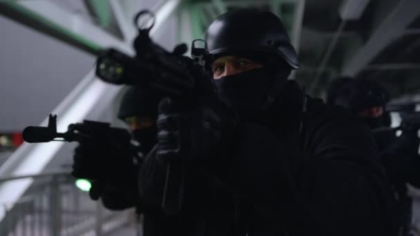 테러리스트 팀 이 자동소총으로 감시하고 있습니다. 경찰 기동대 — 비디오