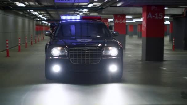 警察乘坐巡逻车。警务人员驾驶巡逻车追捕罪犯 — 图库视频影像