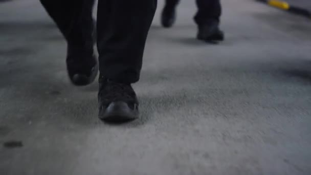 Spezialeinsatzkommandos gehen auf der Straße auf Kamerateams zu. Männer mit schwarzen Schuhen — Stockvideo
