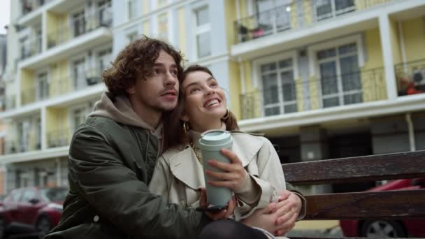 Couple affectueux parlant ensemble en plein air. Homme étreignant femme sur la rue de la ville. — Video