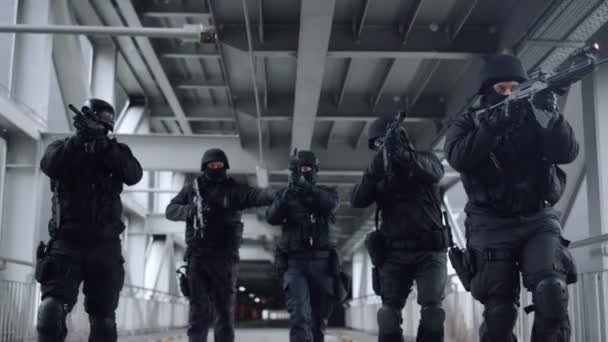 SWAT politieagenten dekken elkaar met geweren tijdens de operatie — Stockvideo