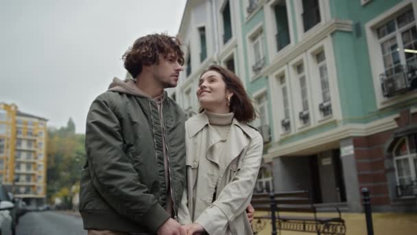 Um casal feliz a andar na cidade velha. Homem e mulher desfrutando da cidade caminham ao ar livre. — Vídeo de Stock