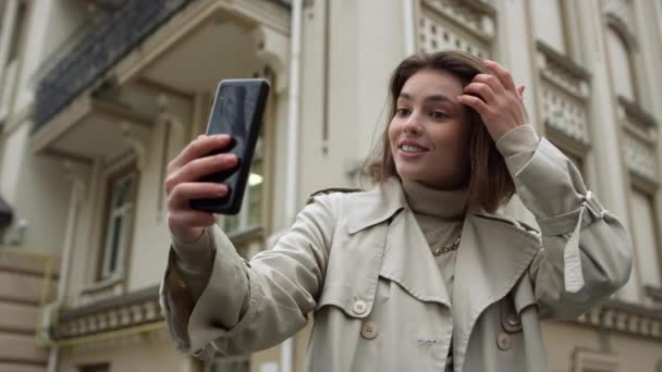 Glada kvinna som talar under videosamtal. Flicka viftande hand på telefon kamera. — Stockvideo