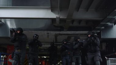 SWAT ekibi binayı araştırıyor. Terörizme karşı harekete geçen askerler