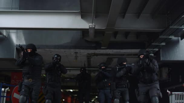 Miembros del equipo SWAT explorando el edificio. Soldados desplegados contra el terrorismo — Vídeos de Stock