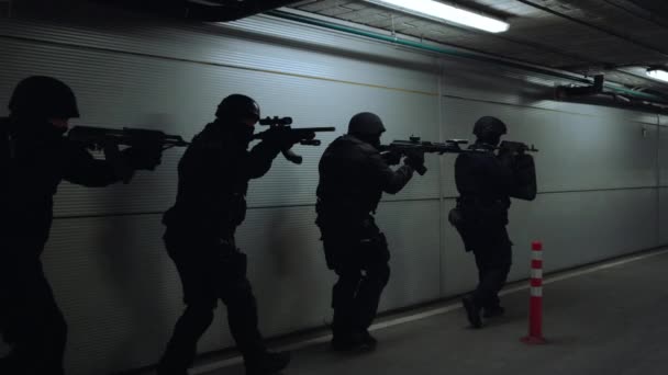 Équipe spéciale de la police tirant avec des fusils. Soldats examinant le bâtiment — Video