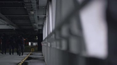 Kamera inşaat köprüsünde otomatik tüfeklerle SWAT ekibine doğru ilerliyor.
