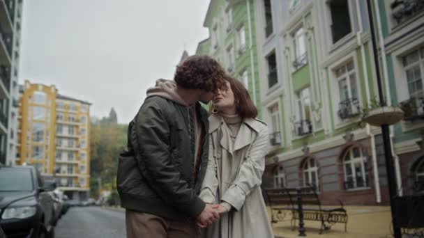 Szerelem pár fogja egymás kezét odakint. Férfi és nő csókolózás a városi utcán. — Stock videók