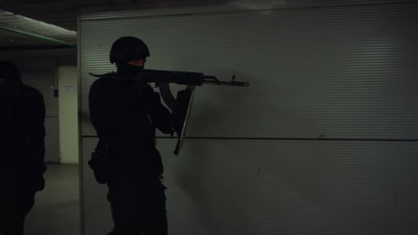 SWAT polisleri koridoru inceliyor. Terörle mücadele birimi tüfek kullanıyor. — Stok video