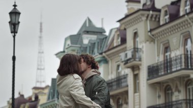 Romantik buluşmanın tadını çıkaran mutlu bir çift. Şehir caddesinde kadını çevreleyen adam.
