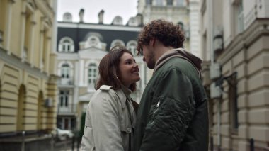 Aşk çifti şehir sokağında birbirine sarılıyor. Kadın ve erkek dışarıda buluşuyor..