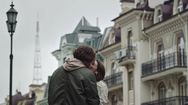 Pareja de amor besándose en la calle urbana. Feliz hombre y mujer disfrutando de la fecha al aire libre. — Foto de Stock