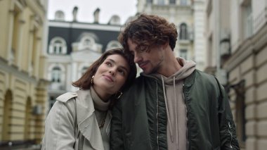 Mutlu çift sokakta birbirine sarılıyor. Romantik erkek ve kadın çıkıyor..