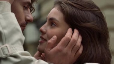 Romantik buluşmanın tadını çıkaran mutlu bir çift. Erkek ve kadın birbirine dokunuyor..