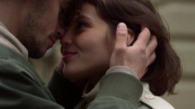 Aşk çifti dışarıda eğleniyor. Şehir caddesinde kadın yüzüne dokunan adam.