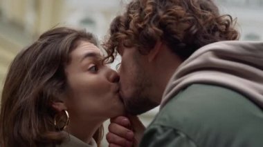 Mutlu çiftin sokakta romantik bir randevusu var. Adam eski kasabada kız arkadaşını öpüyor..