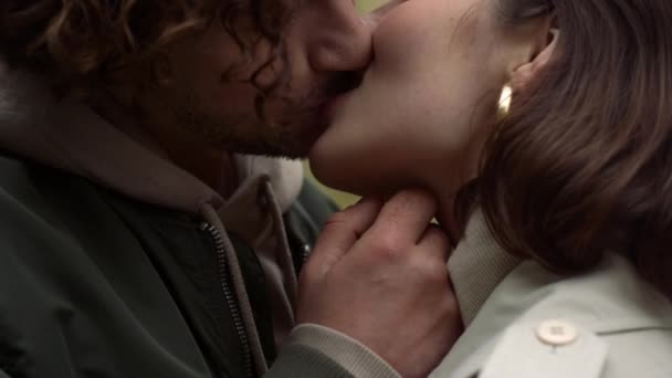 Liebespaar küsst sich im Freien. Lächelnde Frau und Mann, die draußen glücklich fallen. — Stockvideo