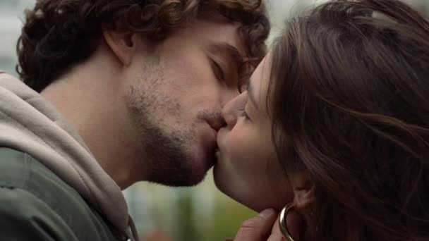 Szexi pár csókolózik a belvárosban. Szerető szerelmesek kivágott boldog szabadban. — Stock videók