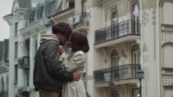 Закохана пара почувається щасливою в центрі міста. Любовний чоловік і жінка цілуються . — стокове відео