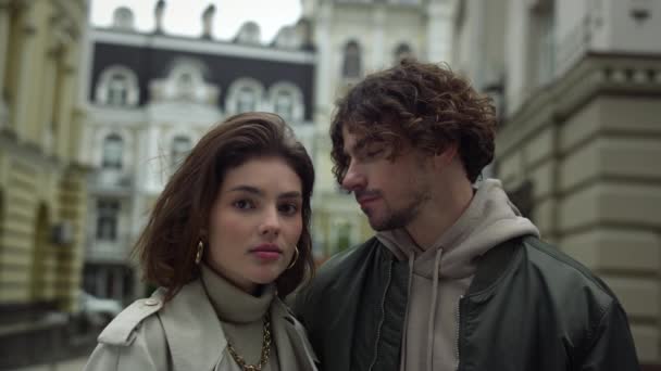 Junges Paar genießt Date in der Altstadt. Freund sucht Freundin in der Stadt. — Stockvideo