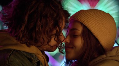 Sevimli bir çift, şehir sokağında burunlarını sürtüyor. Hoş bir çift, eğlenceli randevu..