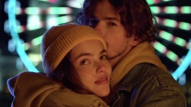 Dönme dolaba sarılan nazik bir çift. Şehir caddesinde kadına dokunan adam.