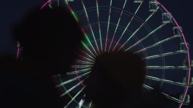Mutlu çift şehir sokaklarında vakit geçiriyor. Gece şehirde dans eden kadın ve erkek.