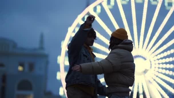 Venku tančí romantický pár. Muž a žena těší rande na městské ulici. — Stock video