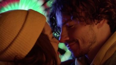 Aşk çifti şehir sokağında burunlarını sürtüyor. Şehir merkezinde gülümseyen mutlu bir çift..