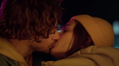 Şehir caddesinde öpüşen aşk çifti. Kadın ve erkek şehir merkezinde sarılıyor..