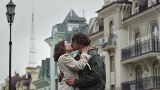 Casal feliz beijando na rua urbana. Jovens amantes desfrutando de data ao ar livre. — Vídeo de Stock