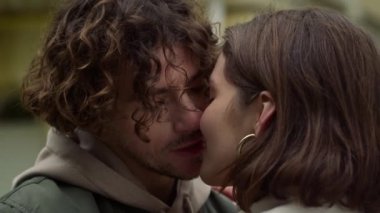 Aşk çifti dışarıda mutlu. Kadın ve erkek şehir caddesinde öpüşüyor.