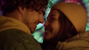 Mutlu çift dışarıda burunlarına dokunuyor. Mutlu adam ve kadın birbirlerine gülümsüyorlar..