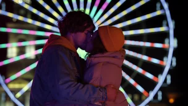 Couple affectueux étreignant en plein air. Homme et femme s'embrassant dans la rue urbaine. — Video