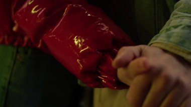 Açık havada birbirini okşayan iki el. Dışarıda el ele tutuşun..