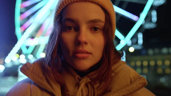 아름다운 여성 이 도시 거리에서 카메라를 보고 있습니다. 밤의 도시에서 포즈를 취하는 소녀. — 스톡 사진