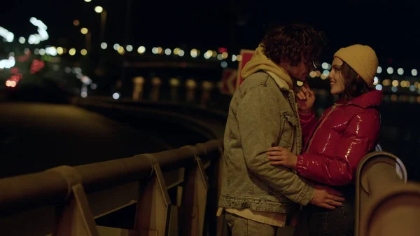 Şehir caddesinde yürüyen aşk çifti. Kadın şehir geçmişinde erkek yüzüne dokunuyor. — Stok fotoğraf