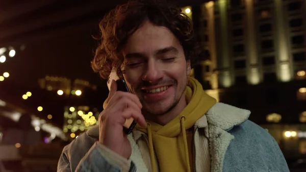 Homem sorridente enviando beijo de ar para a câmera do telefone. cara feliz usando celular ao ar livre. — Fotografia de Stock