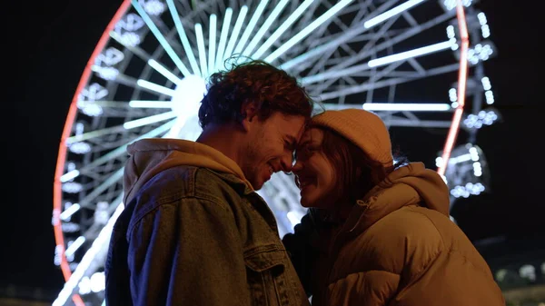 Casal de amor rindo no centro da cidade. Homem e mulher beijando na rua urbana. — Fotografia de Stock