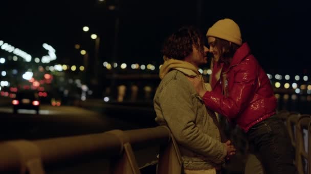Kärleksfullt par som har en dejt på City Street. Unga älskare flörtar utomhus. — Stockvideo