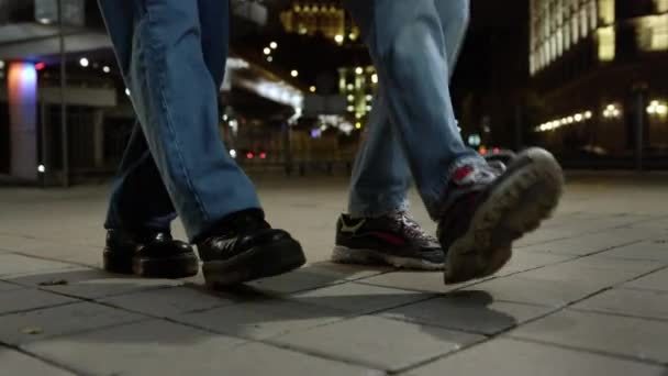 Des jambes d'homme et de femme dansant dans la rue. Couple inconnu sautant en plein air. — Video