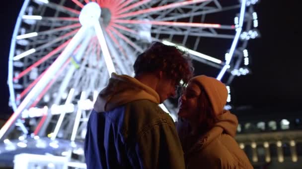 Liebevolle Paartänze im Freien. Frau flirtet mit Mann auf Stadtstraße. — Stockvideo