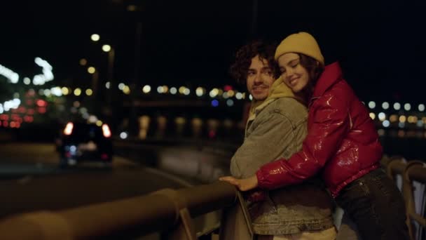 Glückliches Paar verbringt Date im Freien. Frau umarmt Mann von hinten auf Stadtstraße. — Stockvideo