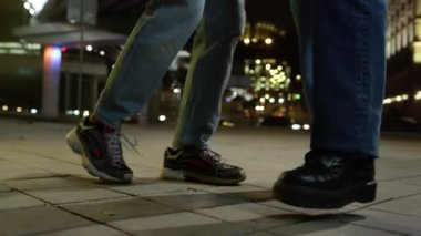 Bilinmeyen kadın ve erkek dışarıda eğleniyor. Tanımlanamayan çift atlıyor.