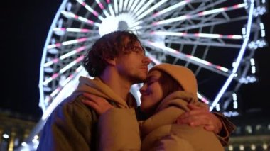 Şehir merkezinde kucaklaşan sevgi dolu bir çift. Kadın ve erkek randevudan zevk alıyor.